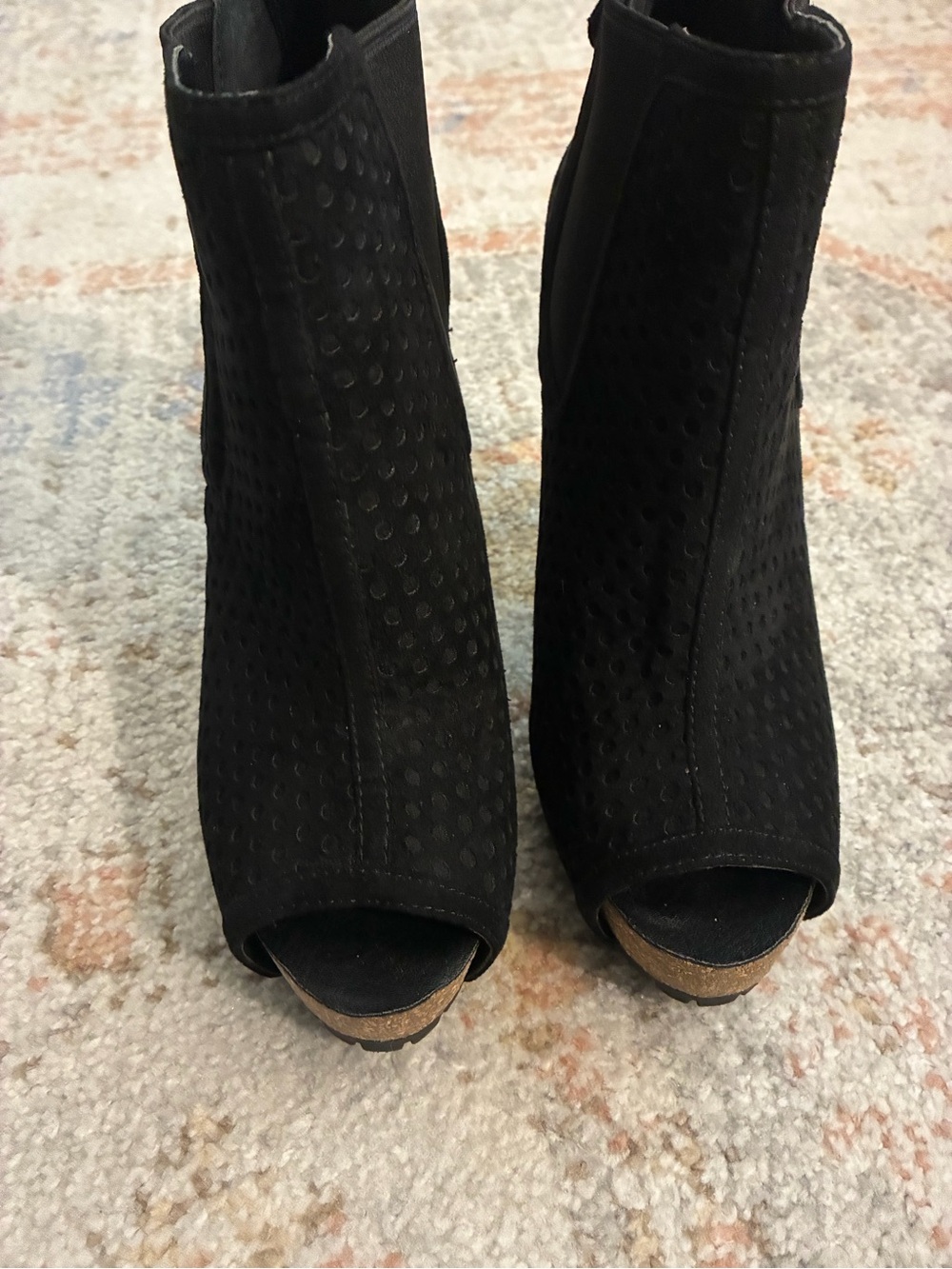 Simply Vera Vera Wang -Y2K-Black Peep-Toe Suede Ankle Booties Size 7 - Picture 8 of 10